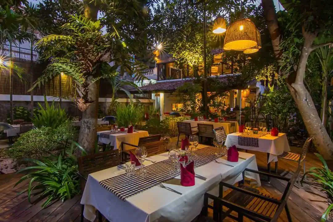 Mahob Table Night Outside